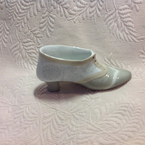 Lladro Figurine of Victorian Lace-up Shoe Active - Picture 1 of 14